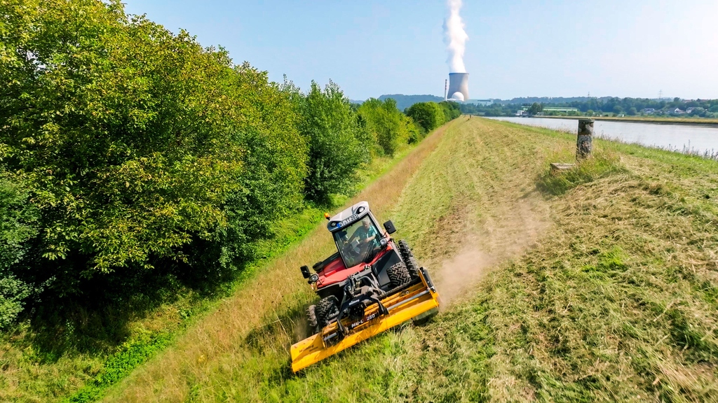 Foto von einem Traktor auf einen steilen Hang