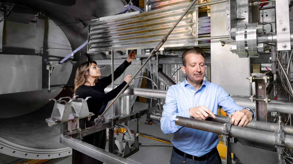 Bild einer Dame und eines Herrn im Labor